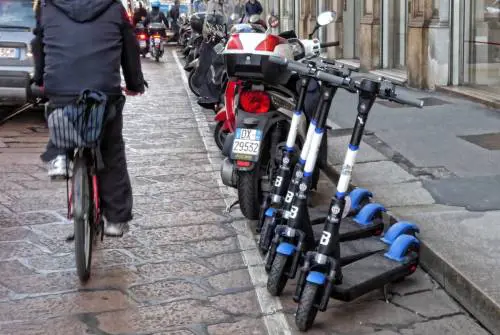 Stretta sui monopattini, prime multe a Milano