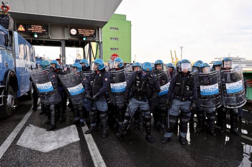 Intervento polizia per sgomberare i manifestanti no pass