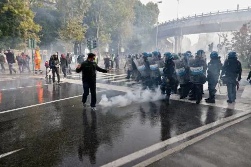 Intervento polizia per sgomberare i manifestanti no pass