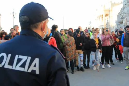 Trieste, battaglia sul fronte del porto. Fumogeni, cariche e scontri