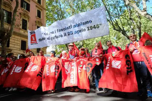 "Meloni a piazzale Loreto". Il video choc: l'odio in piazza con la Cgil