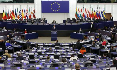 Ucraina, arriva l'ok dell'Europarlamento: approvato prestito straordinario da 35 miliardi
