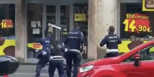 Violenza choc in centro: l'immigrato prende a bastonate gli agenti