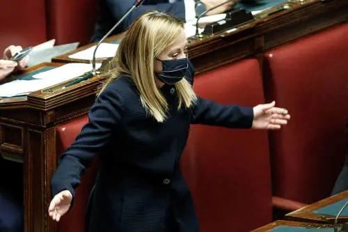 "Vestito nero...". L'attacco alla Meloni è un clamoroso autogol