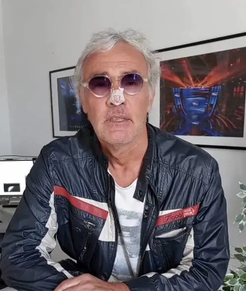 L'infortunio e il cerotto: disavventura per Massimo Giletti