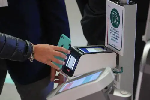 La truffa in Europa. Rubate le chiavi per creare Qr code e green pass falsi