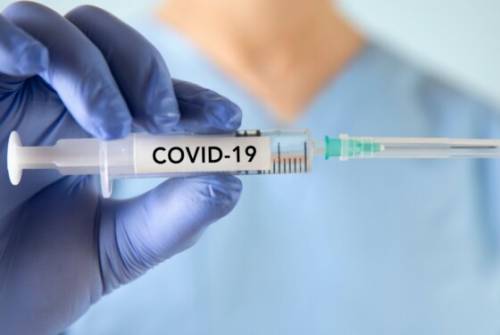 Paradosso Covid-vaccini: muoiono più giovani che vecchi