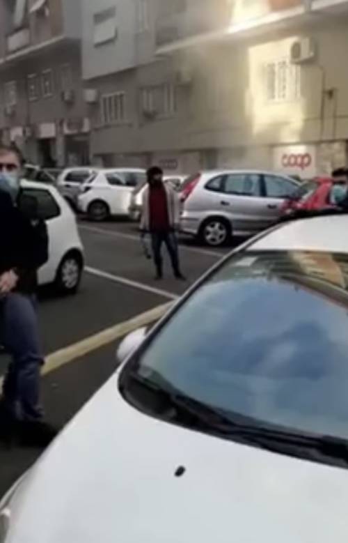 L’incendio e la minaccia agli agenti col machete: follia tra stranieri a Roma