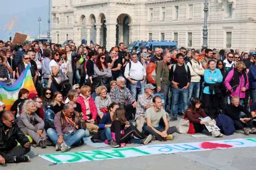 Trieste, 8mila in arrivo distanziati e mascherati. E la città è già focolaio