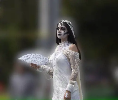 Si traveste da fantasma per scherzo. Il vicino si spaventa e la uccide