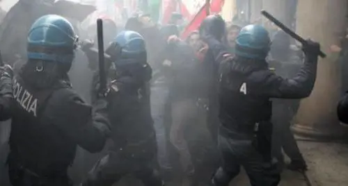A questa sinistra piace il manganello
