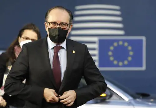 Austria, linea dura contro i No Vax: "Futuri lockdown soltanto per loro"