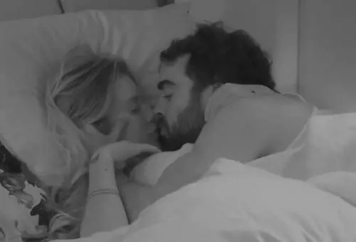 Il Gf Vip si fa hot: scattano i baci sotto le coperte. Censurate le immagini