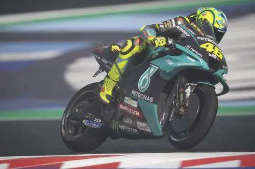 Le lacrime e l'abbraccio dei tifosi: l'ultima gara di Valentino Rossi in Italia