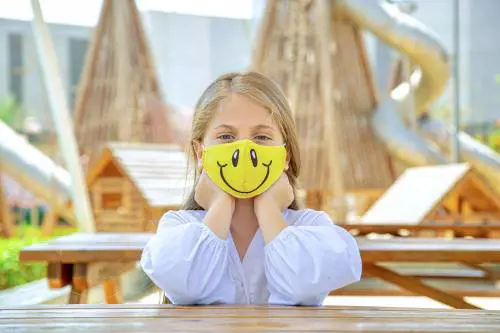 "Vedono la mascherina come un ciuccio": l'allarme sui bimbi