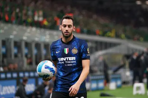 Dzeko e Calhanoglu. Un rigore millimetrico rovina la strana coppia