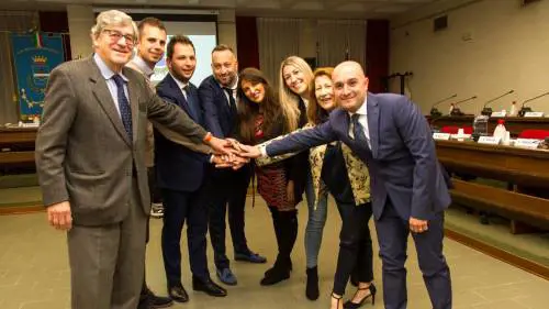 Travolti alle urne attaccano l'assessore. La colpa? Si è fidanzata con il sindaco