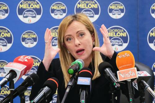 Il pendolo "patriottico" di Giorgia Meloni tra opposizione dura e confronto col governo