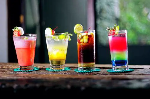 La Gen Z ha fame d’amore tra "brinner" e "mocktail"