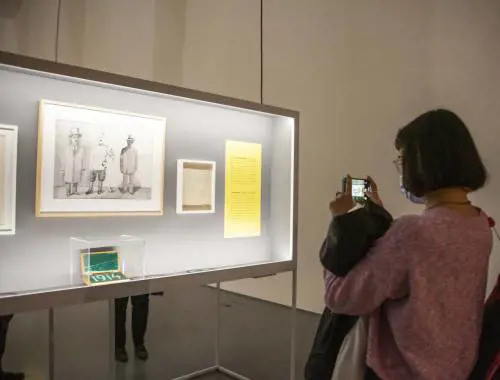 Copertine, vignette, maschere e la "sua" Italia. Ecco Saul Steinberg, illustrato dalla A alla Z