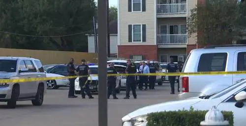 La scena horror: bambini vegliano il fratello decomposto