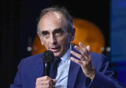 Zemmour allo scoperto. "Salviamo la Francia da élites e immigrati"