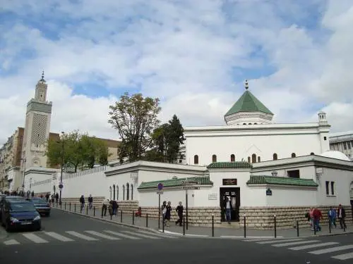 Il governo Macron chiude moschea radicale: "Sermoni contro cristiani, ebrei e gay"