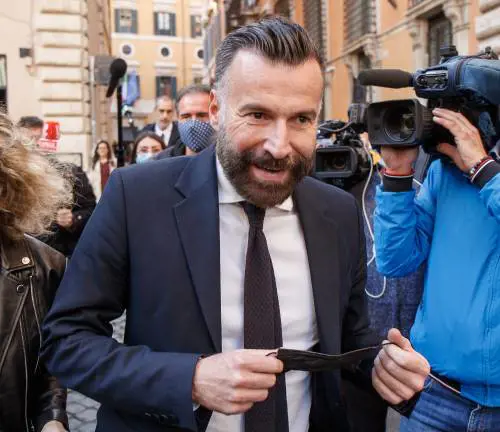 L’ultimo delirio di Zan: anche le aggressioni ai gay sono colpa della Meloni