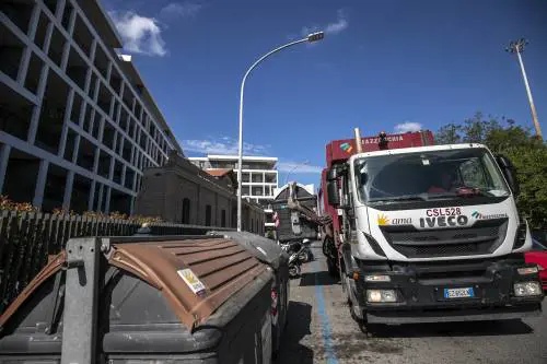 Blitz dei netturbini per rubare il gasolio all'Ama