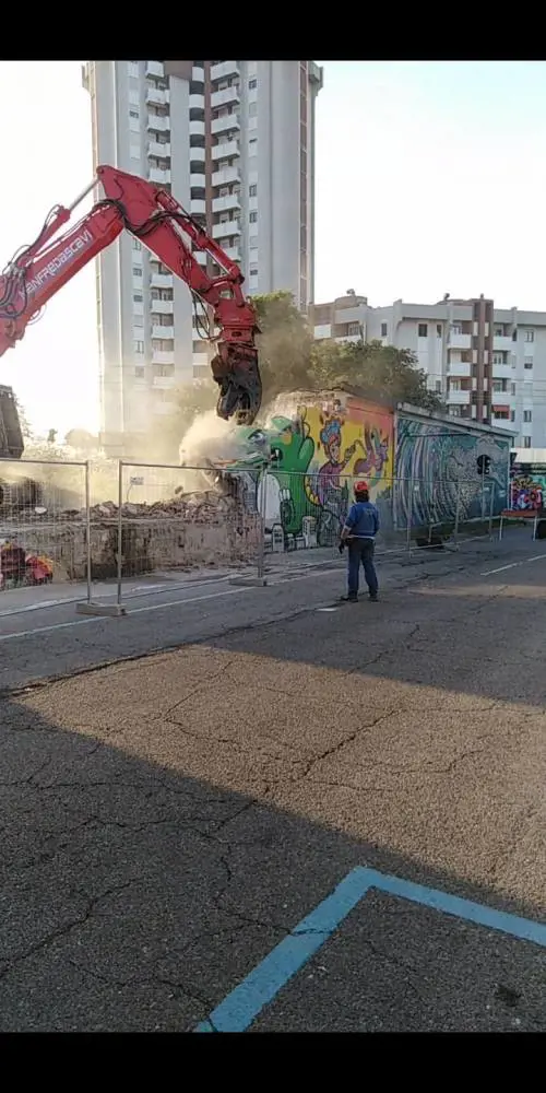 "Trent'anni di colori...": Ora i centri sociali avanzano pretese pure sui muri 