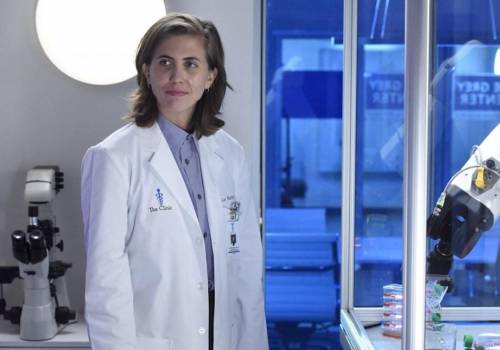 Grey's Anatomy cede al mondo Lgbt: arriva il primo medico non binario
