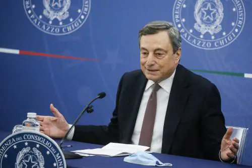 "Mi piace col Campari". La battuta di Draghi che dribbla l'incognita Quirinale