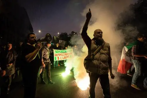 I ribelli non mollano: "Sabato in piazza"