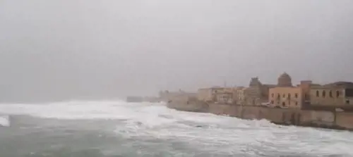 Onde di 4 metri, strade bloccate: Apollo colpisce la Sicilia