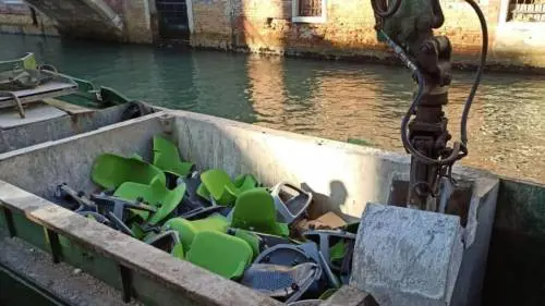 Si liberò dei banchi a rotelle della Azzolina: preside condannata a pagare