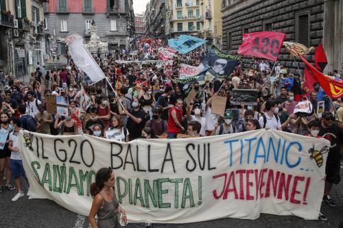 Dai Cobas agli anarchici fino al popolo di Greta: la protesta invade Roma (ma senza fare danni)