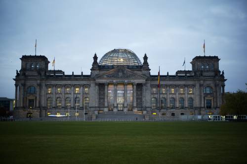 Il Bundestag tedesco fa acqua da tutte le parti "Colpa dei tetti in vetro" voluti per la trasparenza