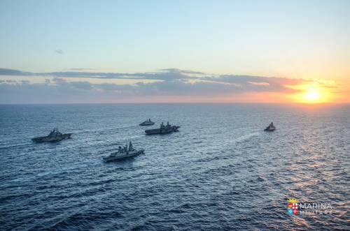 Navi, sottomarini e caccia: la maxi esercitazione della Marina