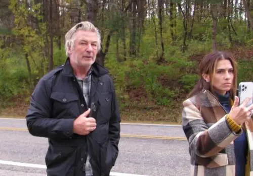 Ora l'Fbi smentisce Alec Baldwin: "Ha premuto il grilletto e sparato"
