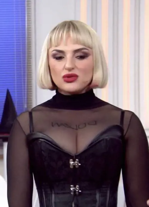 Arisa pro ddl Zan: quella scritta sul seno che infiamma i social