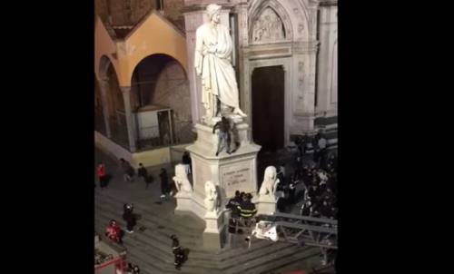 Ubriaco si arrampica sulla statua di Dante. Lo portano via con la gru