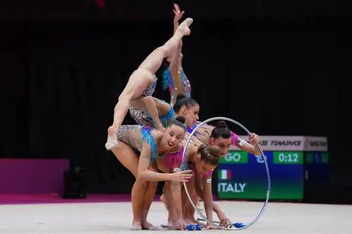 Il volo altissimo delle Farfalle incanta fra cerchi e clavette
