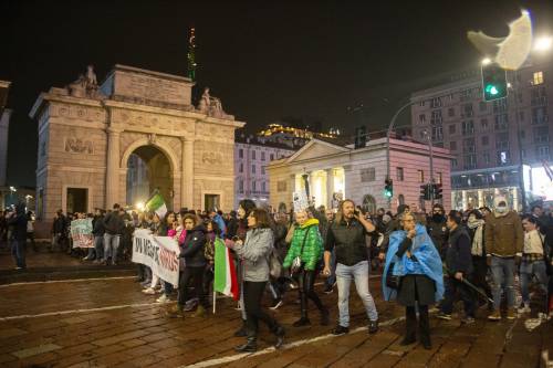 Da Milano a Trieste la protesta No pass ora sfida i divieti: "Sabato in piazza"