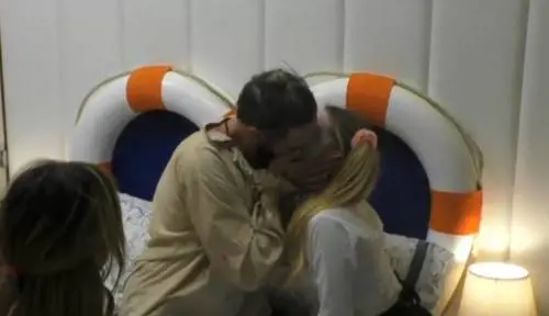 "Hai messo la lingua": scoppia la passione fra Sophie, Alex e Soleil