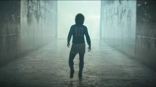 Trionfi, eccessi e sconfitte: la serie su Maradona fa discutere