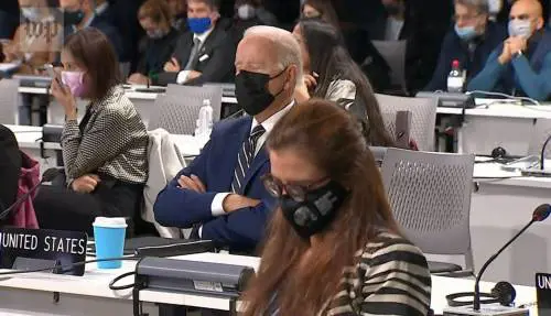 Biden e il "pisolino" alla Cop26, è polemica: "Imbarazzante"
