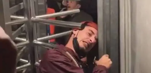Tifoso giallorosso rimane incastrato nel tornello