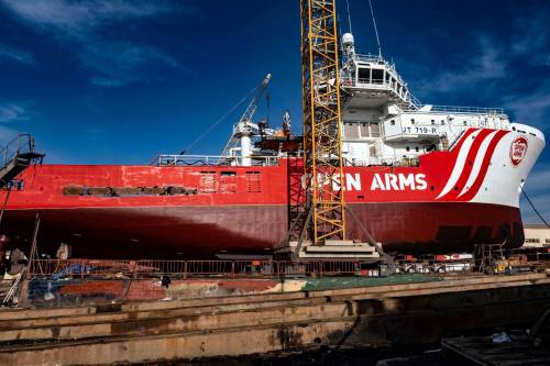 Open Arms alza il tiro: la nuova nave (con elicottero) da 300 migranti