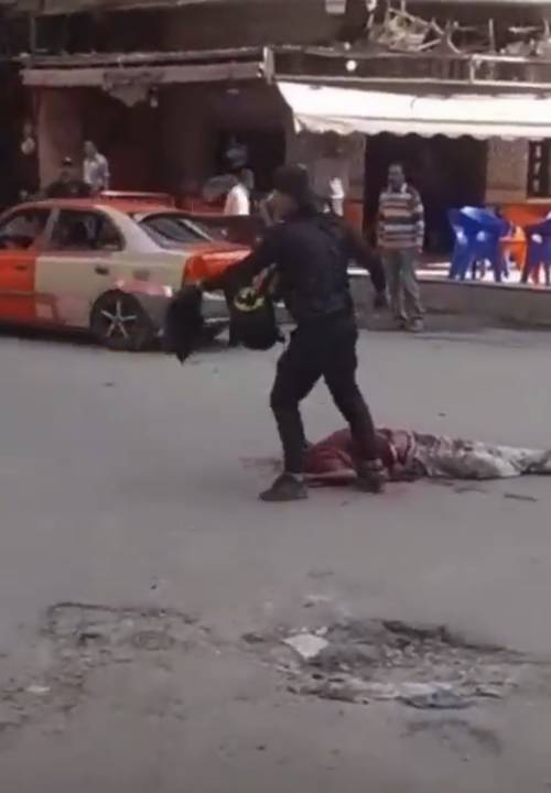 Decapita un uomo e passeggia con la sua testa in mano: orrore in Egitto