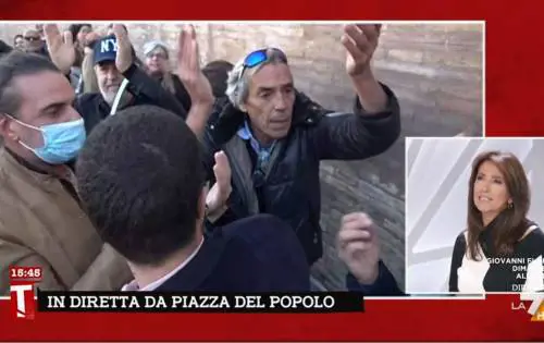 "Siete delle me...": insulti in diretta dalla piazza no pass